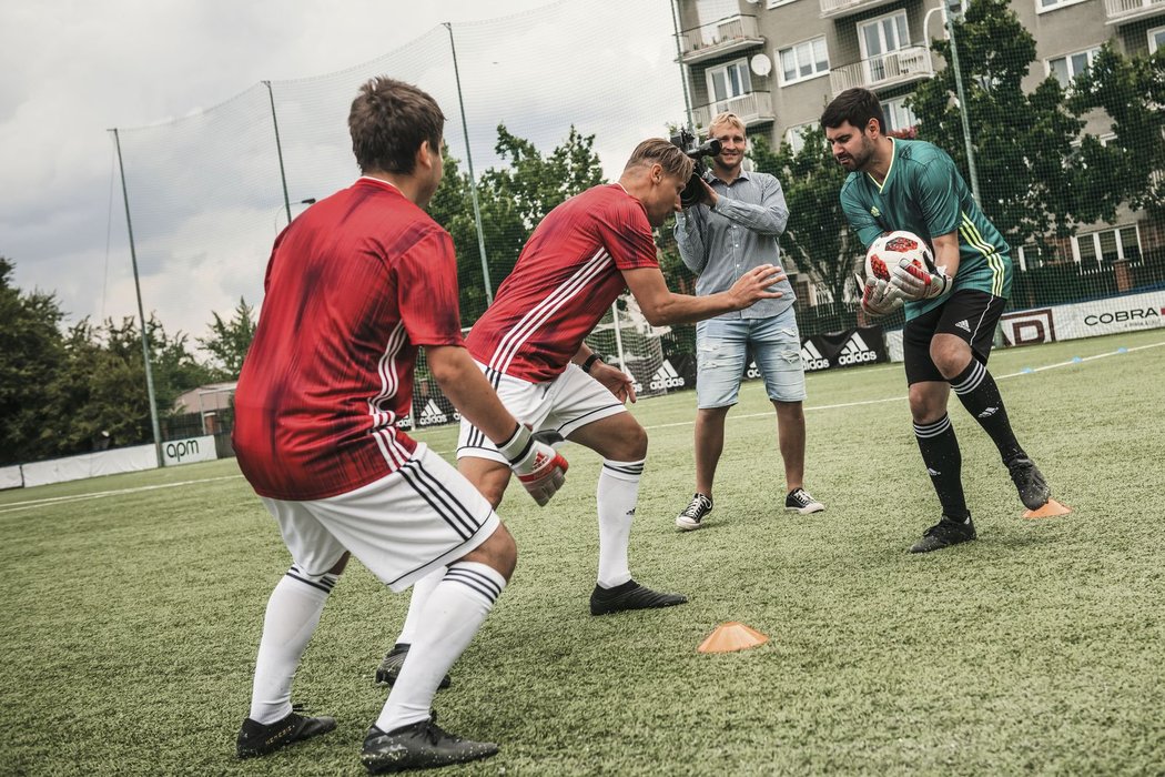 „NEBOJ SE! TOHLE UČÍM MALÉ DĚTI,“ křičel Zítka, když mi vrazil balon do břicha.