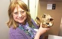 Dr. Janisová s lebkou vačnatého lva. Všimněte si dlouhých tupých řezáků