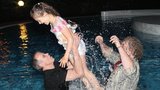 Kamarád do vody: Vaculík v bazéně dováděl s filmovou dcerou