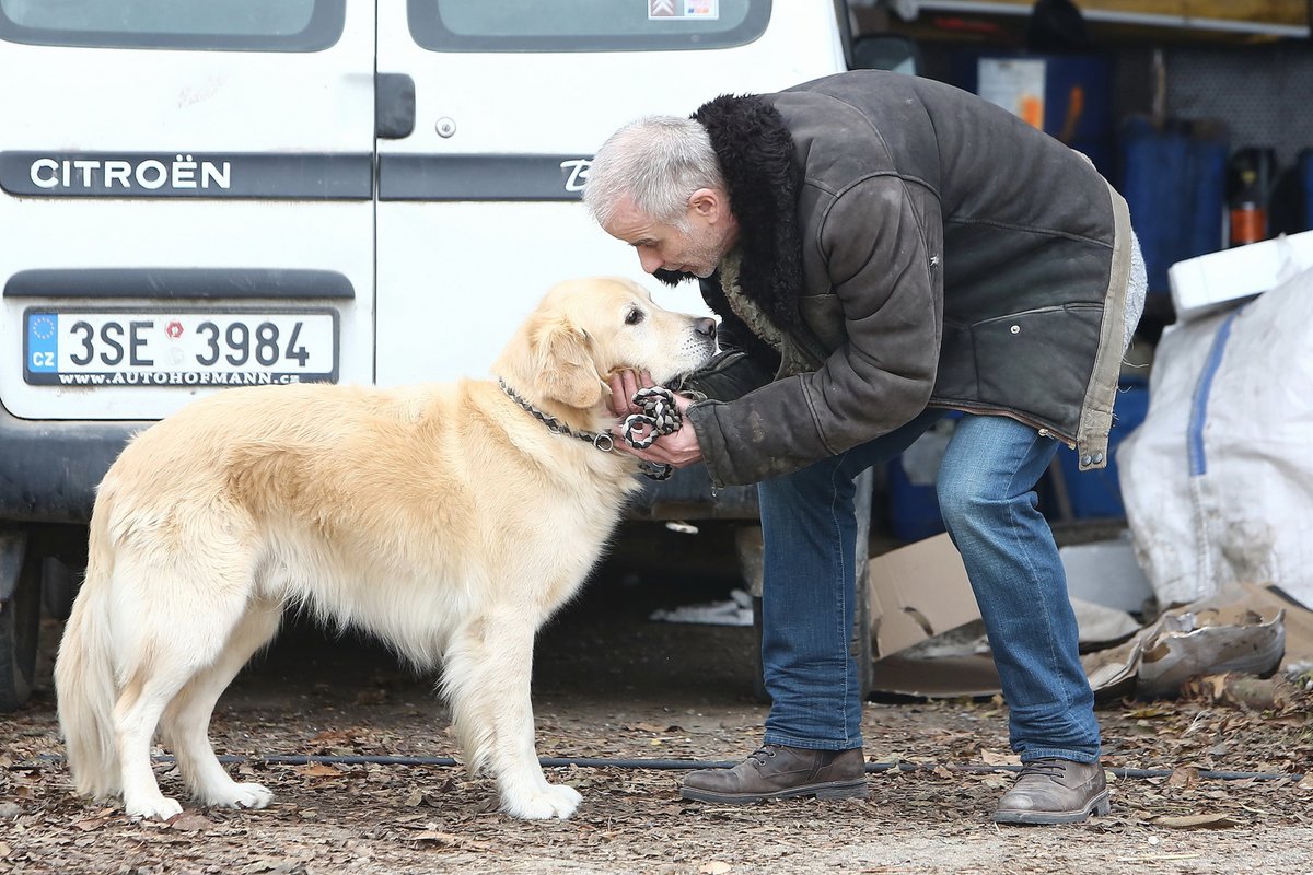 Egon se ve skutečnosti jmenuje Tobiáš, ale chápe, že mu před kamerou říkají jinak.