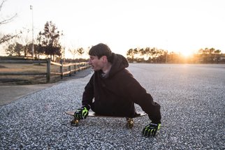 S půlkou těla žije mladý muž naplno. To musíte vidět