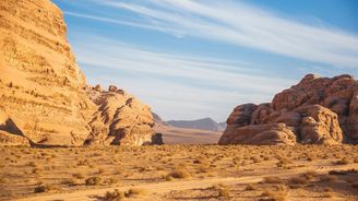 Údolí Vádi Ramm v jordánské poušti vás nadchne svojí drsnou krásou i bohatou historií