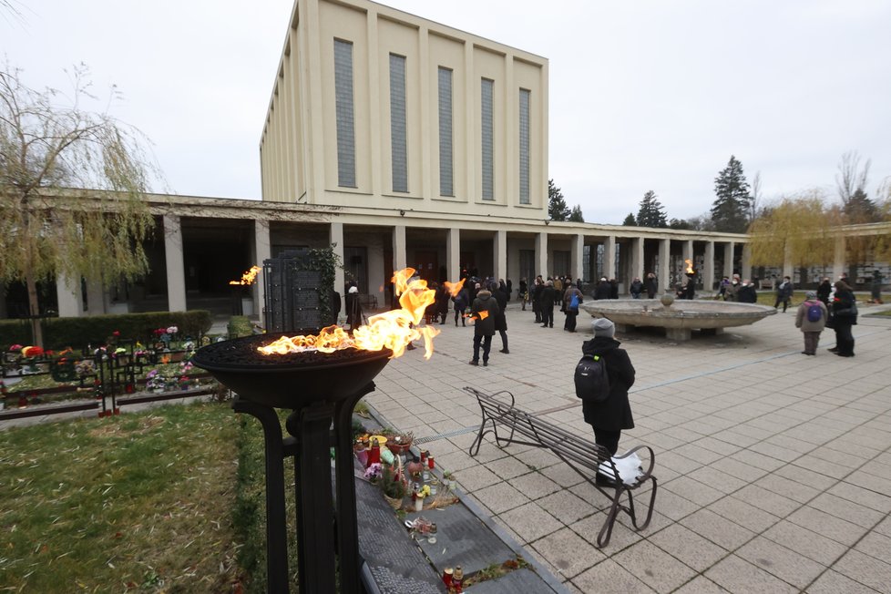 Pohřeb skladatele Vadima Petrova, na jehož obřad dorazily davy hvězd