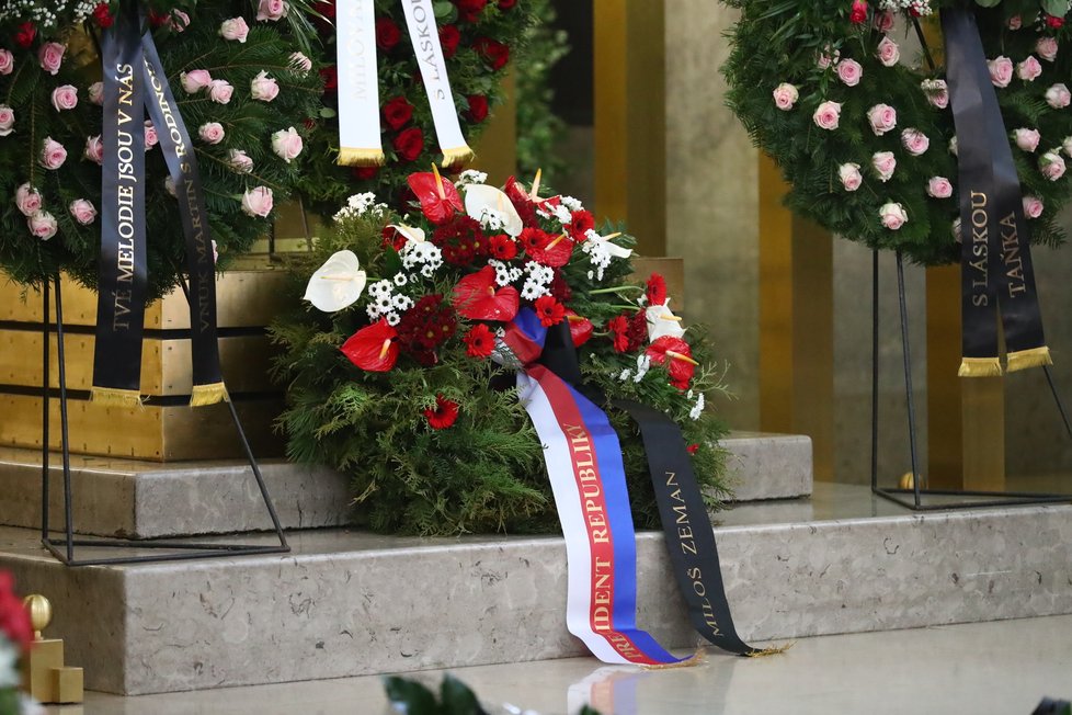 Smuteční věnce od řady institucí na pohřbu Vadima Petrova