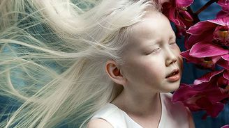 Osmiletá albínka ze Sibiře se stala senzací internetu, má už i nabídky od modelingových agentur 