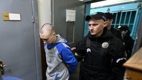 Ruský voják Vadim Šišimarin (21) stanul před soudem v Kyjevě za vraždu důchodce Oleksandra. U soudu byla i vdova po Oleksandrovi Kateryna.