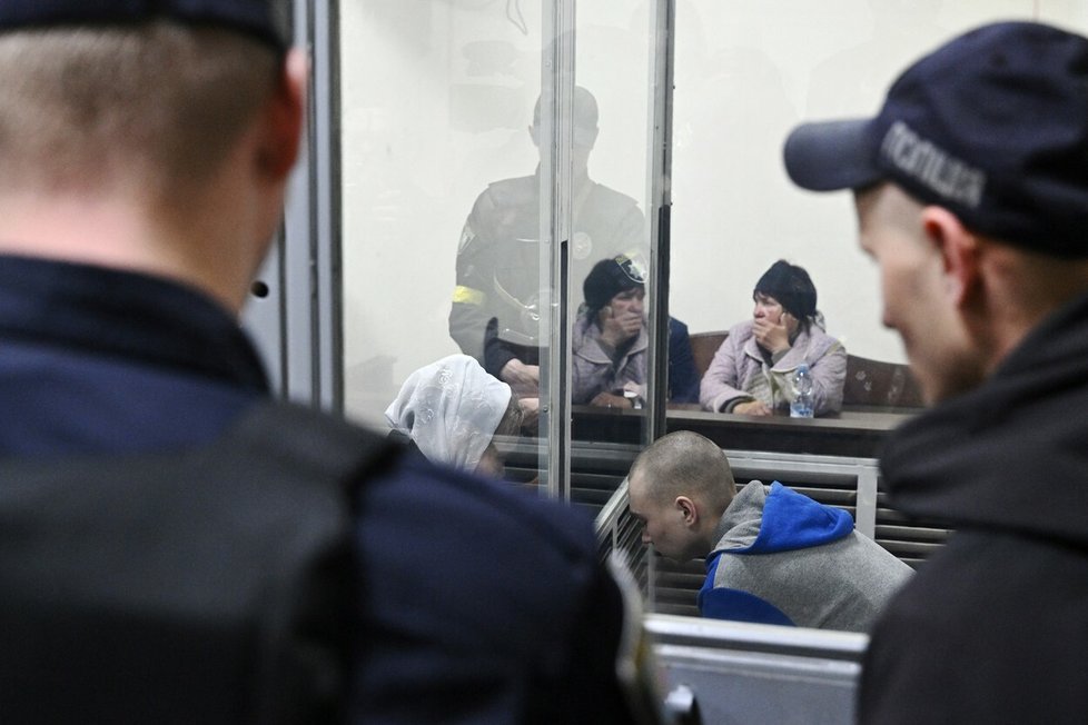 Ruský voják Vadim Šišimarin (21) stanul před soudem v Kyjevě za vraždu důchodce Oleksandra. U soudu byla i vdova po Oleksandrovi Kateryna.