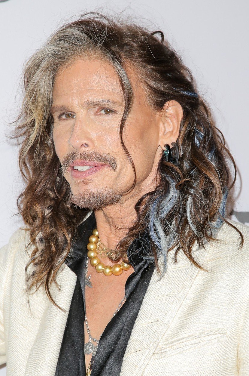 Steven Tyler má deformaci nohy.