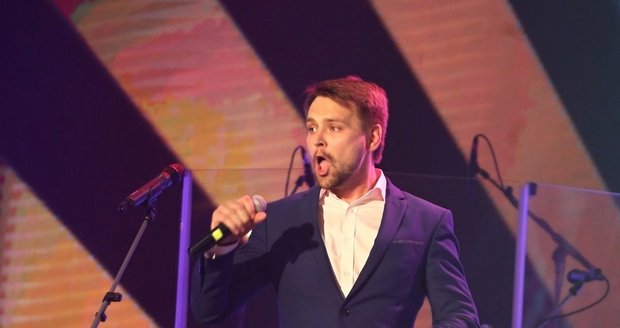 Pepa Vágner tatínkovi zazpíval.