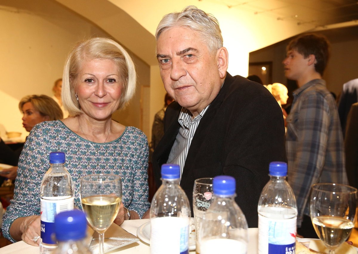 Moderátor večera Miroslav Donutil s manželkou.