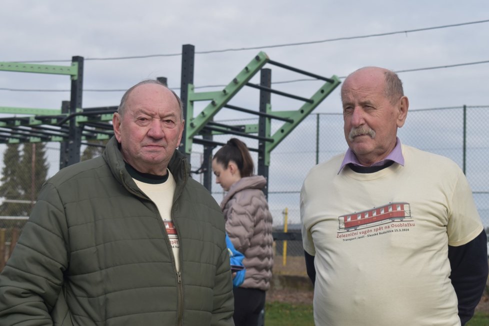 Viktor Scholaster (75, vlevo) a Jan Vícha (78) byli u příjezdu vagonu do Jančí zhruba před 40 lety.