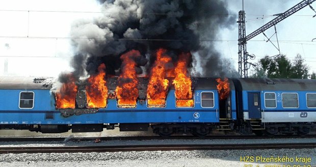 Požár odstaveného vagónu u hlavního nádraží v Plzni.
