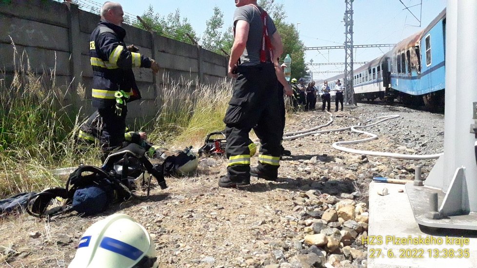 Požár odstaveného vagónu u hlavního nádraží v Plzni.
