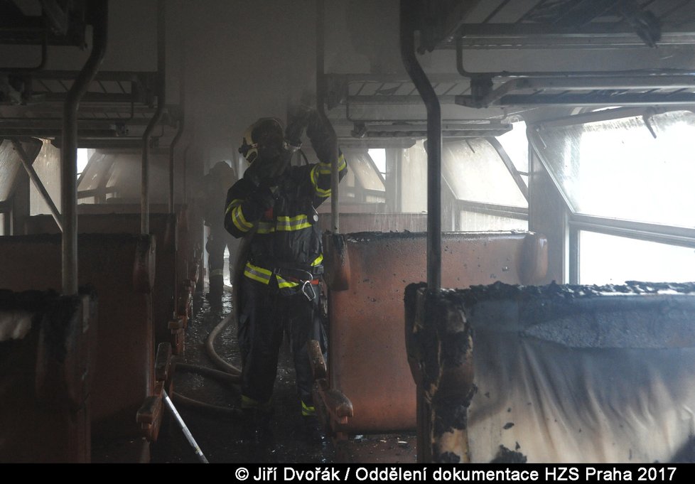 Na Masarykově nádraží hořel vagon. Požár zkomplikoval železniční dopravu.