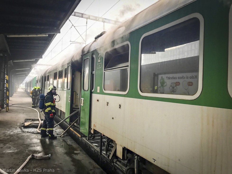 Na Masarykově nádraží hořel vagon. Požár zkomplikoval železniční dopravu.