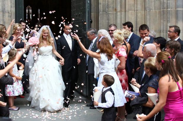 Novomanželé Nicole Vaidišová a Radek Štěpánek vycházejí z kostela Novomanželé Nicole Vaidišová a Radek Štěpánek vycházejí z kostela