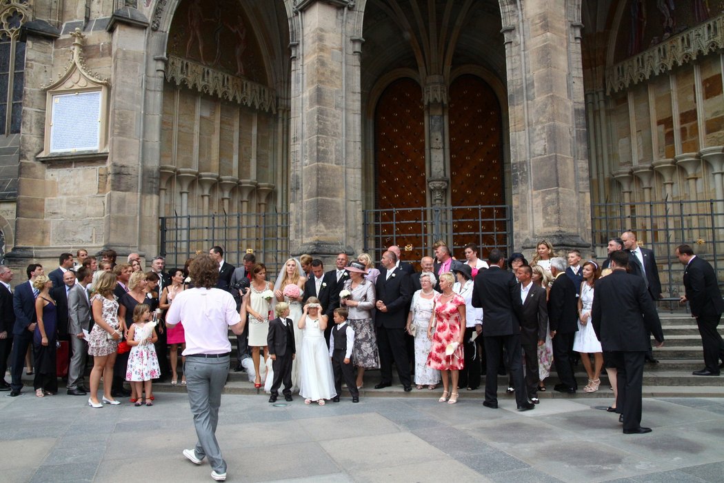 Společné foto všech svatebčanů