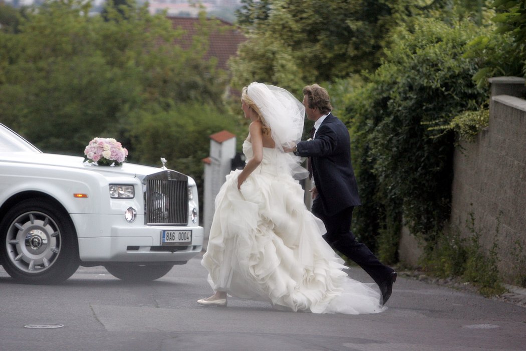 Nevěsta Nicole kráčí k Rolls-Royci, který ji odvezl na Pražský hrad