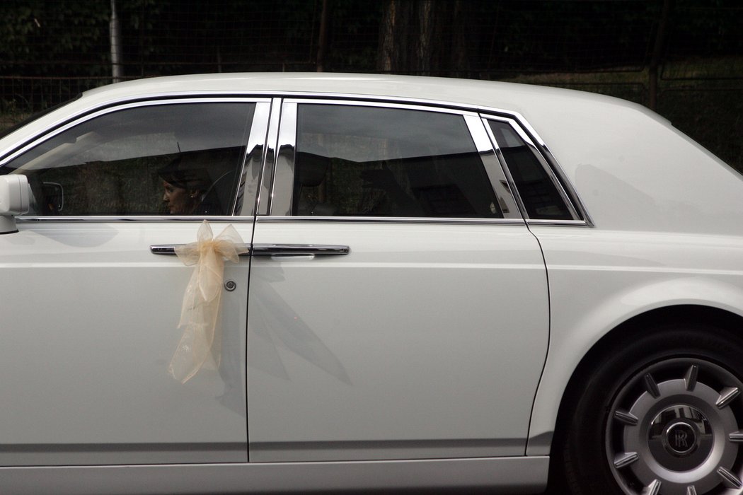 Kliky Rolls-Royce zdobily smetanové svatební stuhy