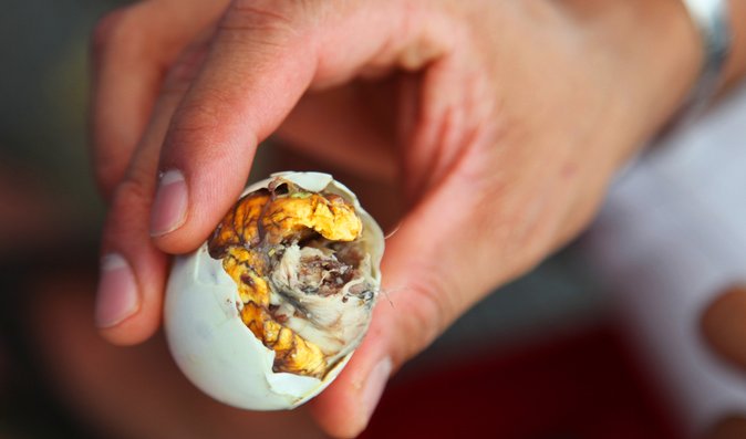 Asijská specialita balut neboli vařené ptačí embryo