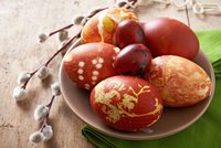 Velikonoce: Obarvěte vajíčka přírodními barvami