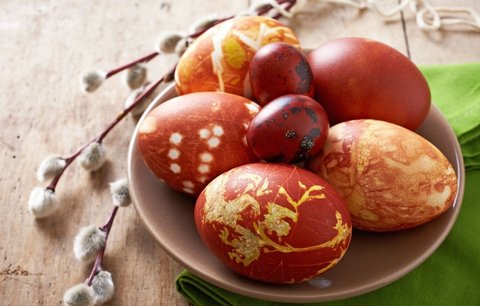 Velikonoce: Obarvěte vajíčka přírodními barvami  