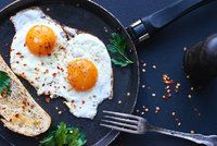 Kolik vajec můžete sníst? Jedno denně může snížit riziko mrtvice a infarktu