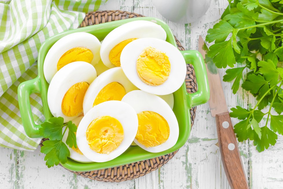Jedno vařené vejce má zhruba 350 kJ.