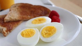 Ať už míchaná, vařená, nebo jako volské oko – vejce obsahují cystein; aminokyselinu, která pomáhá pročistit játra od toxinu acetaldehydu, který způsobuje kocovinu.