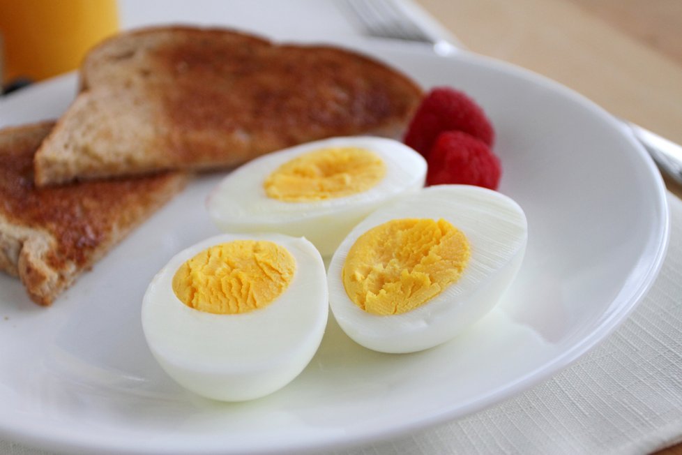 Ať už míchaná, vařená, nebo jako volské oko – vejce obsahují cystein; aminokyselinu, která pomáhá pročistit játra od toxinu acetaldehydu, který způsobuje kocovinu.