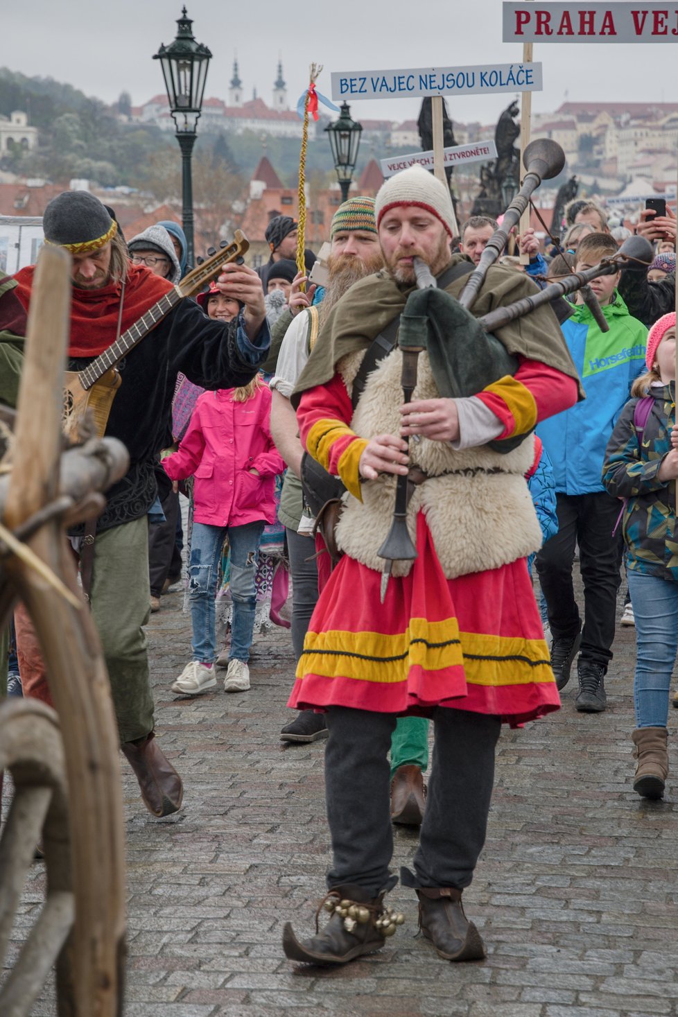 Vajíčkobraní na Karlově mostě, 14. dubna 2019.