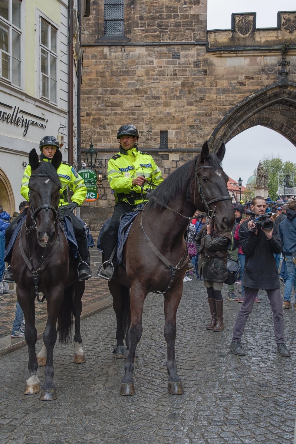 Vajíčkobraní na Karlově mostě, 14. dubna 2019.