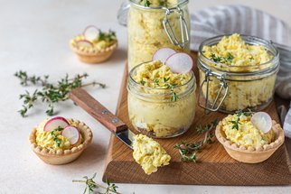 Nejlepší vajíčkové pomazánky: 6 receptů, do kterých využijete vykoledovaná vejce 