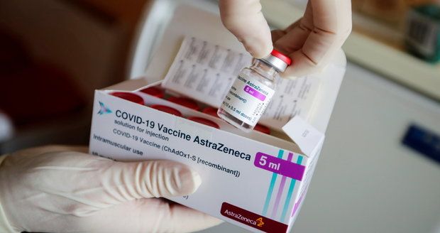 Krevní sraženiny a vakcína AstraZeneca mají „jasnou spojitost“, připustil unijní expert