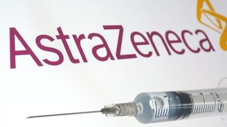 Vakcína AstraZeneca má v Česku zelenou. Blatný tomu prý rozumí a Babiš si dělá alibi