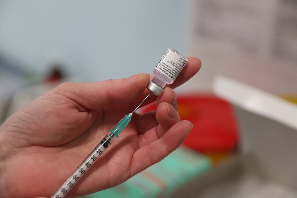 Vakcína proti covidu v Ústřední vojenské nemocnici (27.12.2020)