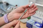 Vakcína proti covidu-19 od firem Pfizer/BioNTech už je v Česku (27. 12. 2020).