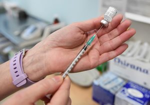Vakcína proti covidu-19 od firem Pfizer/BioNTech už je v Česku (27. 12. 2020).