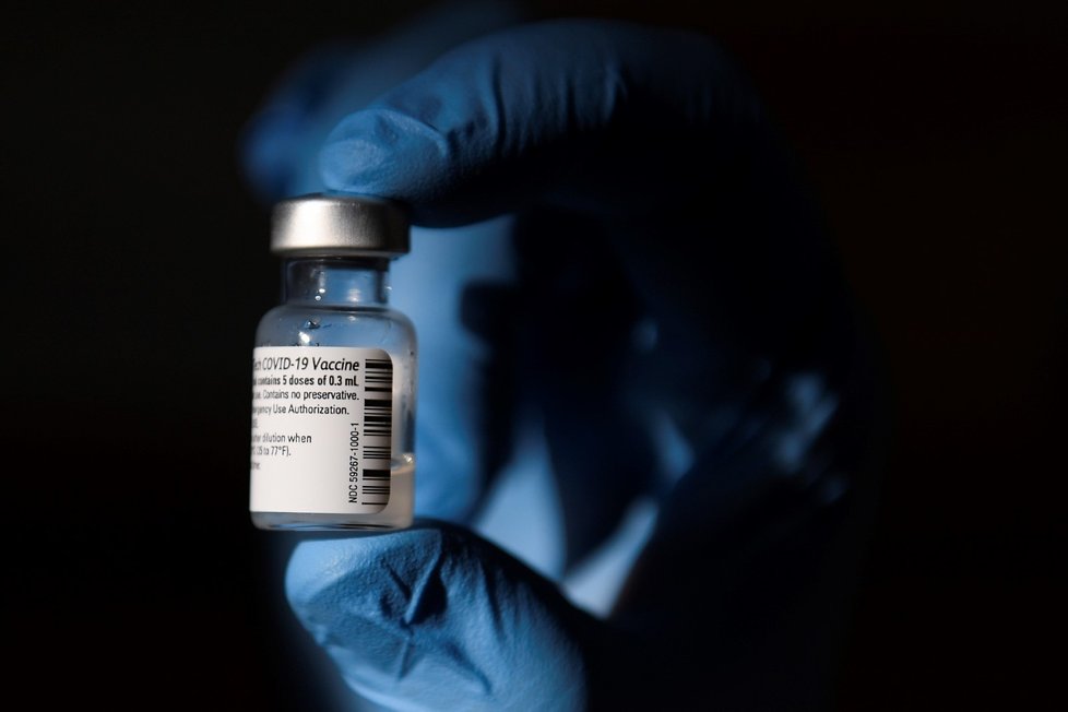 Vakcína proti covid-19 od firem Pfizer/BioNTech už je v Česku (27. 12. 2020).