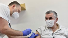 Ředitel FN Brno Jaroslav Štěrba dostal jako jeden z prvních ve Fakultní nemocnici Brno v den zahájení očkování proti nemoci covid-19 dávku vakcíny (27. 12. 2020)