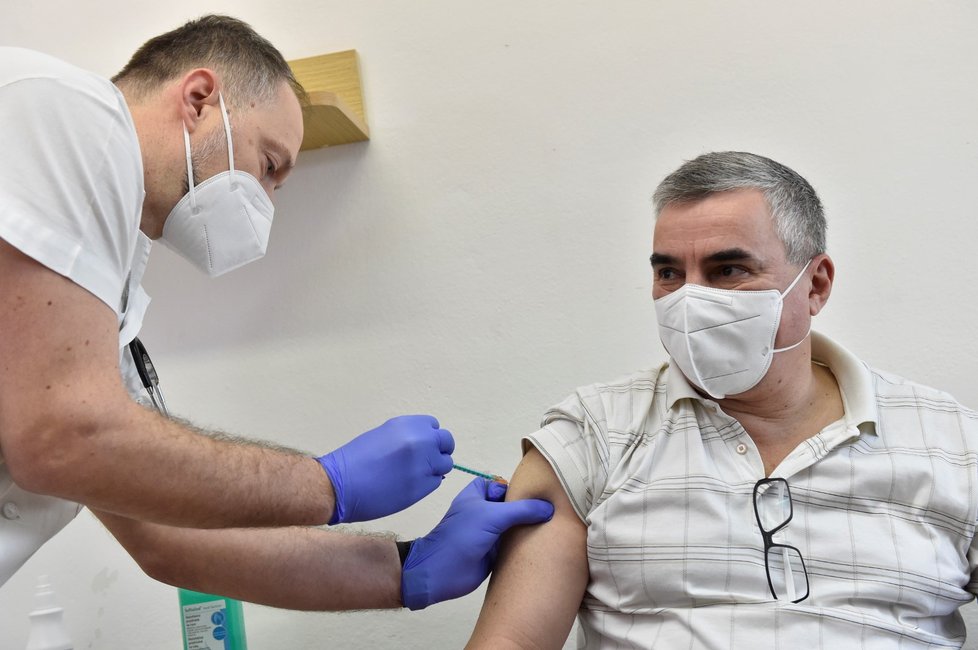 Ředitel FN Brno Jaroslav Štěrba dostal jako jeden z prvních ve Fakultní nemocnici Brno v den zahájení očkování proti nemoci covid-19 dávku vakcíny (27. 12. 2020)