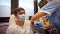 Lékařka motolské nemocnice v Praze dostává v den zahájení očkování proti nemoci covid-19 dávku vakcíny (27. 12. 2020)