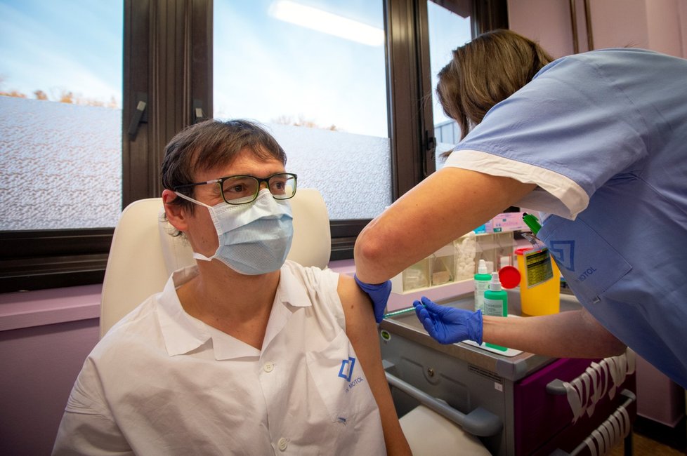 Lékařka motolské nemocnice v Praze dostává v den zahájení očkování proti nemoci covid-19 dávku vakcíny. (27. 12. 2020)