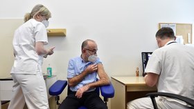 Ministr zdravotnictví Jan Blatný dostal jako jeden z prvních ve Fakultní nemocnici Brno v den zahájení očkování proti nemoci covid-19 dávku vakcíny (27. 12. 2020).