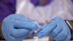 Očkování proti covid-19 vakcínou společnosti AstraZeneca v Londýně (28. 3. 2021)