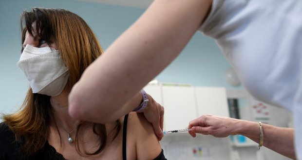 Babišova očkovací novinka: 6 dávek pro Čechy místo 5 z jedné lahvičky vakcíny schváleno