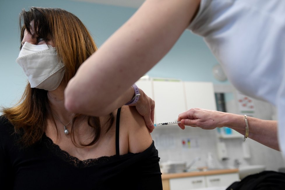 Pracovnice Ústřední vojenské nemocnice v Praze dostává v den zahájení očkování proti nemoci covid-19 dávku vakcíny. (27. 12. 2020)