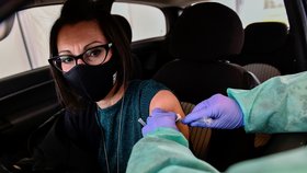 Drive-thru očkování v proti covidu-19 vakcínou AstraZeneca v lombardském Miláně (19. 3. 2021)