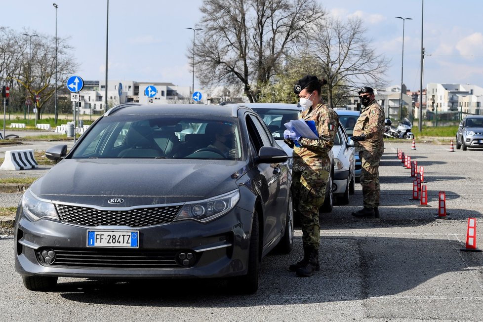 Drive-thru očkování v proti covidu-19 vakcínou AstraZeneca v lombardském Miláně (19. 3. 2021)