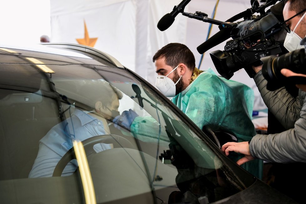 Drive-thru očkování proti covidu-19 vakcínou AstraZeneca v lombardském Miláně (19. 3. 2021)